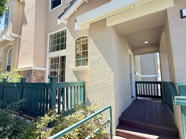 401 Skylark Ct — Photo 4