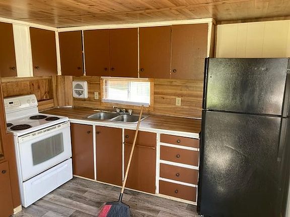 3rd image of 2501 Meadows Park Ln