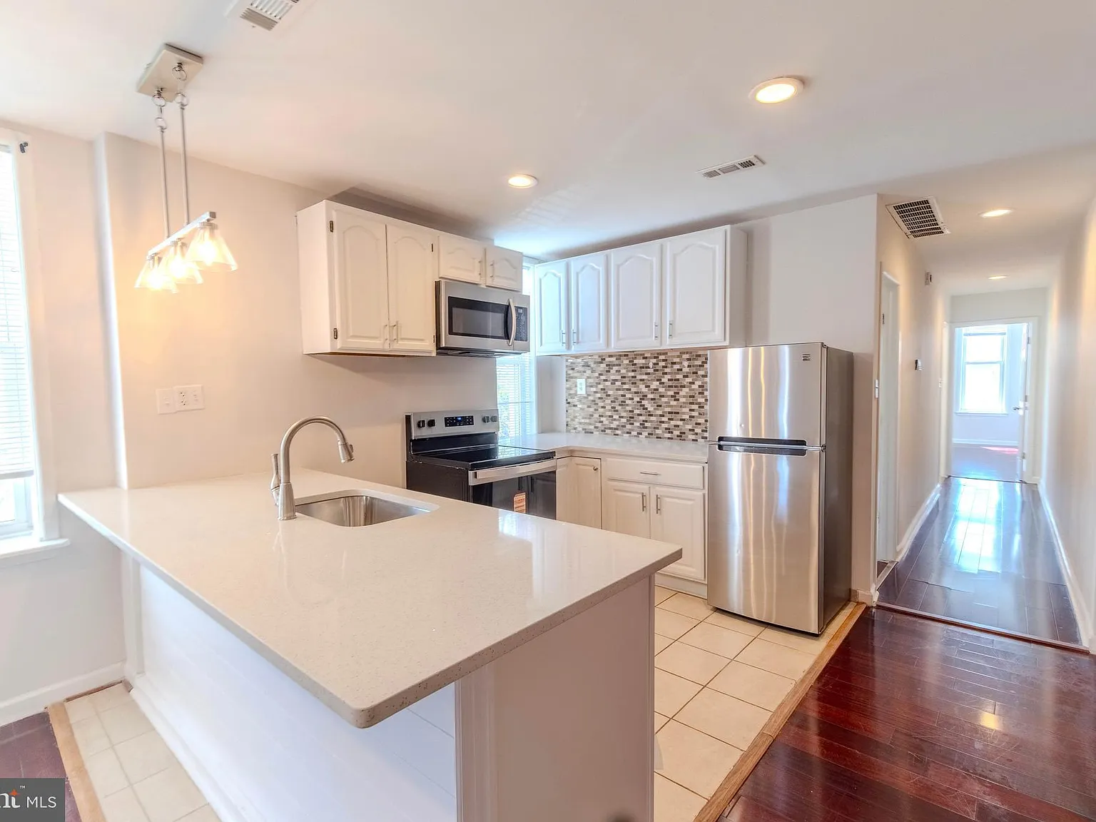 2 bed, 900 sqft, $1,400 — Photo 3