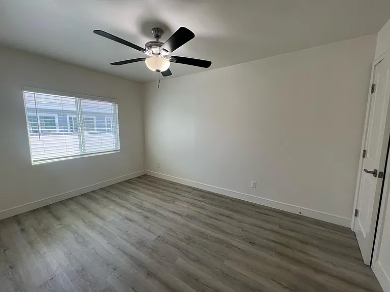 546 N Barbara Ave — Photo 16