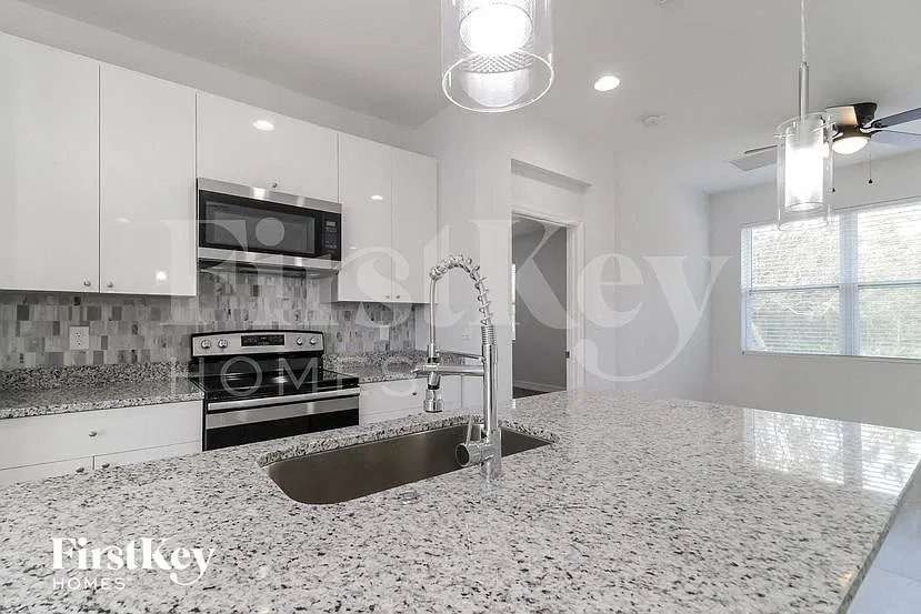 4 bed, 2.0 bath, 1750 sqft, $2,090 — Photo 4