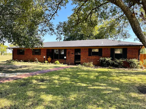 100 Twin Circle Dr, Wortham, TX 76693