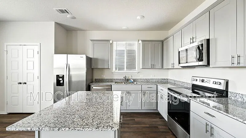 4 bed, 3.0 bath, 2324 sqft, $2,100 — Photo 3