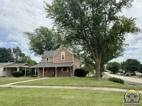 215 Kickapoo St, Hiawatha, KS 66434