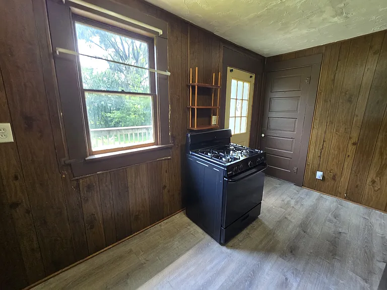 406 Gable St — Photo 13