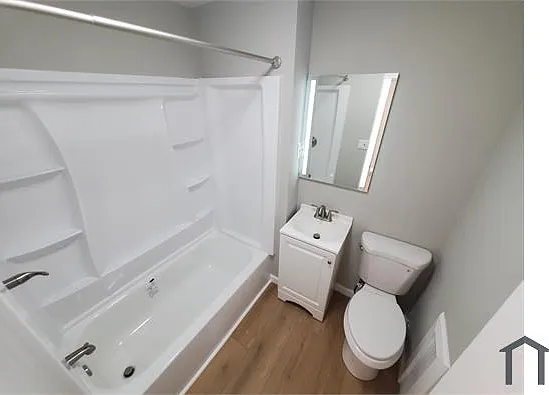 1302 W Walnut St — Photo 4