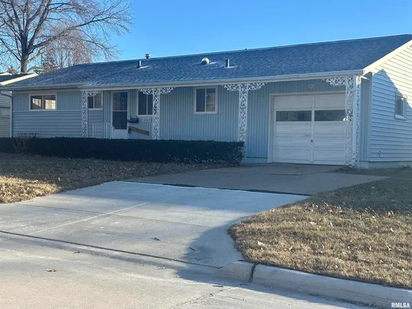 2003 Edgewood Dr, Bettendorf, IA 52722