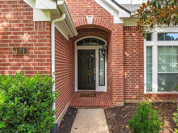 3rd image of 101 Arbor Springs Ln