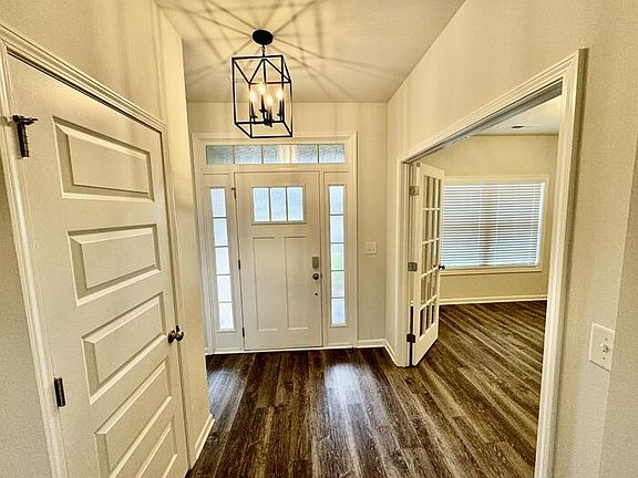3rd image of 154 Kingswood Dr