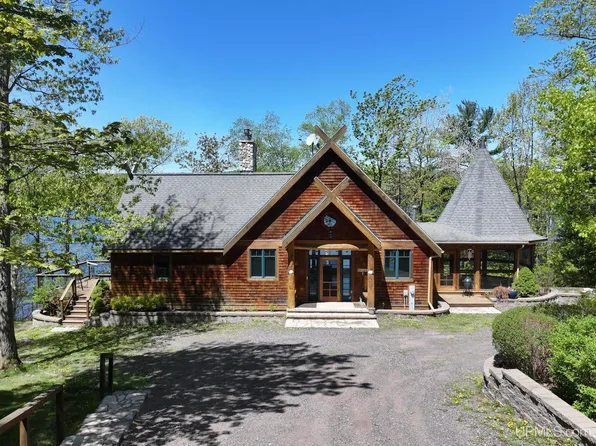 50435 Nightingale Dr, Lake Linden, MI 49930