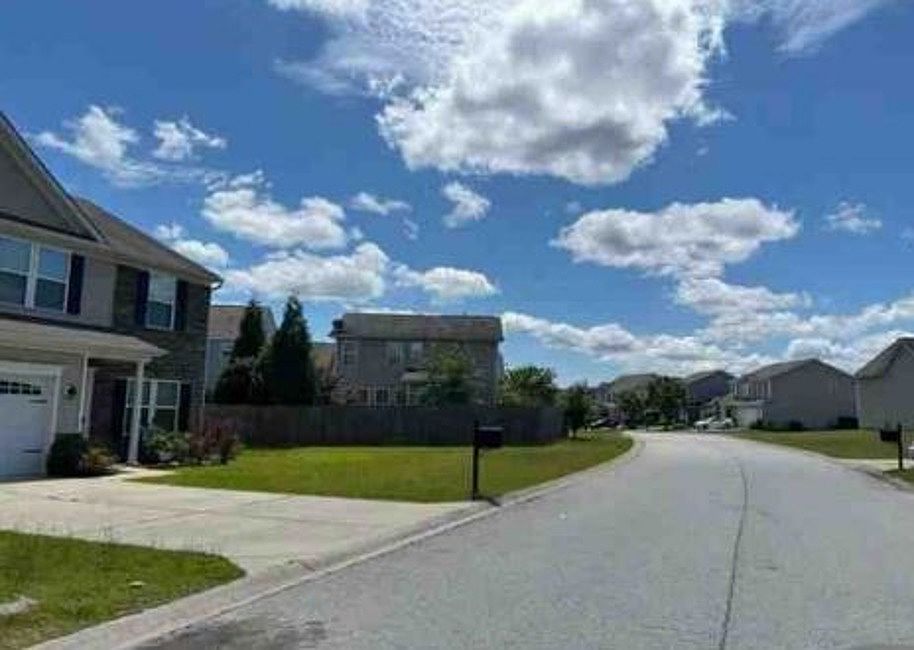 Exterior Neighborhood (street photo)