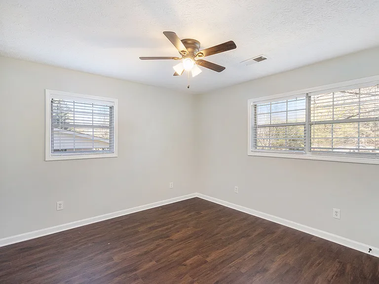 1602 Sycamore Dr NW — Photo 8