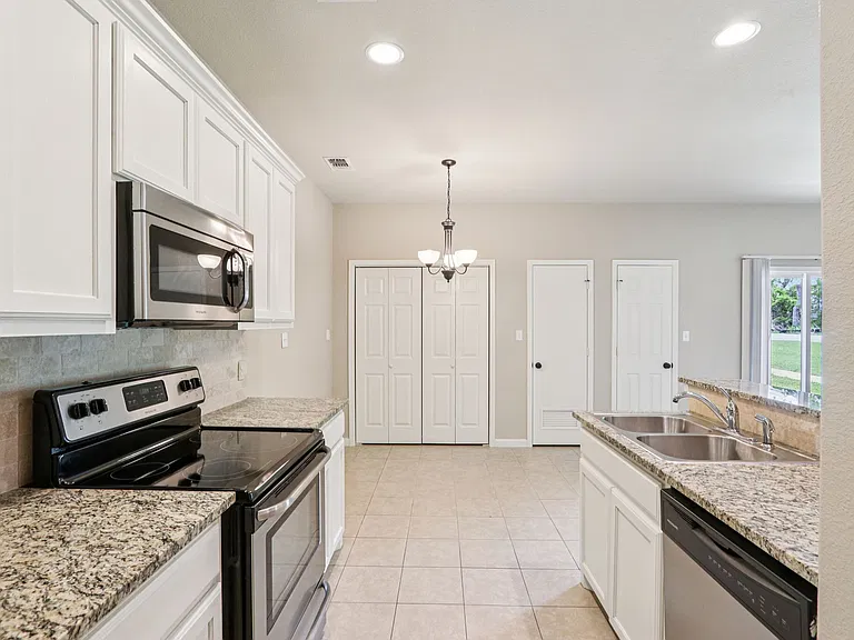 B2 - DUPLEX - 2BD, 2BA - 1054SF - Kitchen