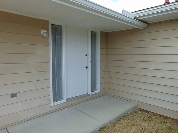 2nd image of 2230 Woodcrest Dr