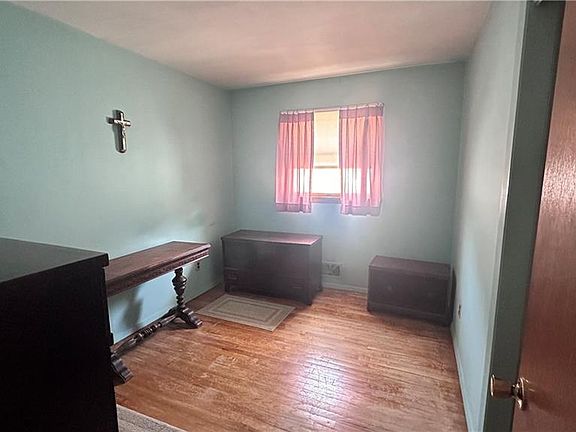 5th image of 138 Stobe Ave