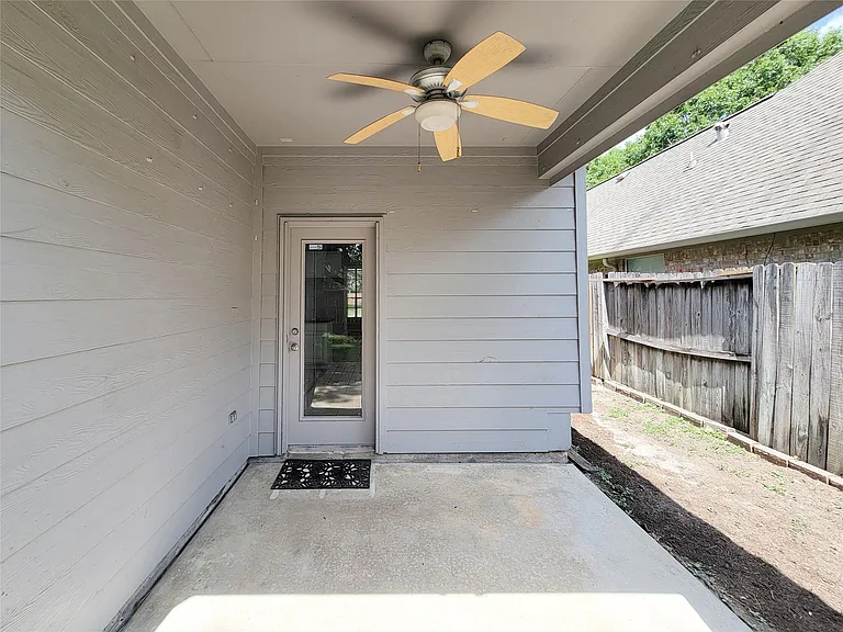 9410 Barretts Glen Ct — Photo 38
