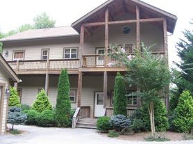 240 Sawgrass Dr, Whittier, NC