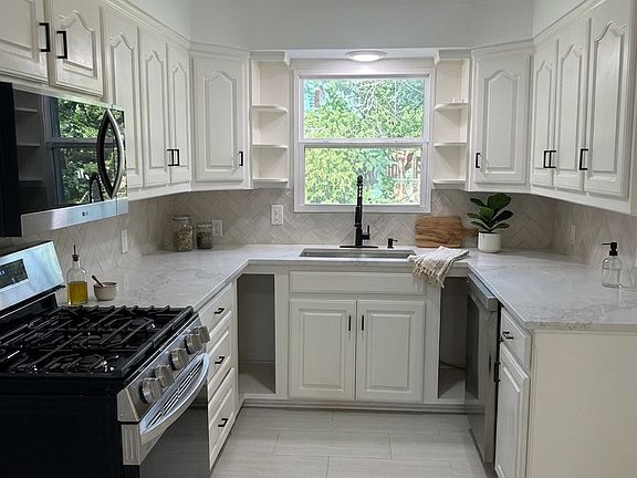 4th image of 3608 Labadie Dr
