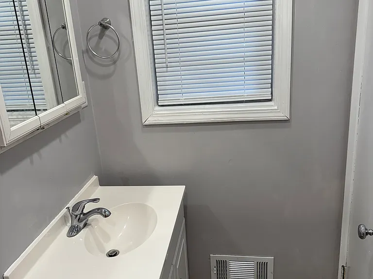 906 Locust Dr — Photo 11