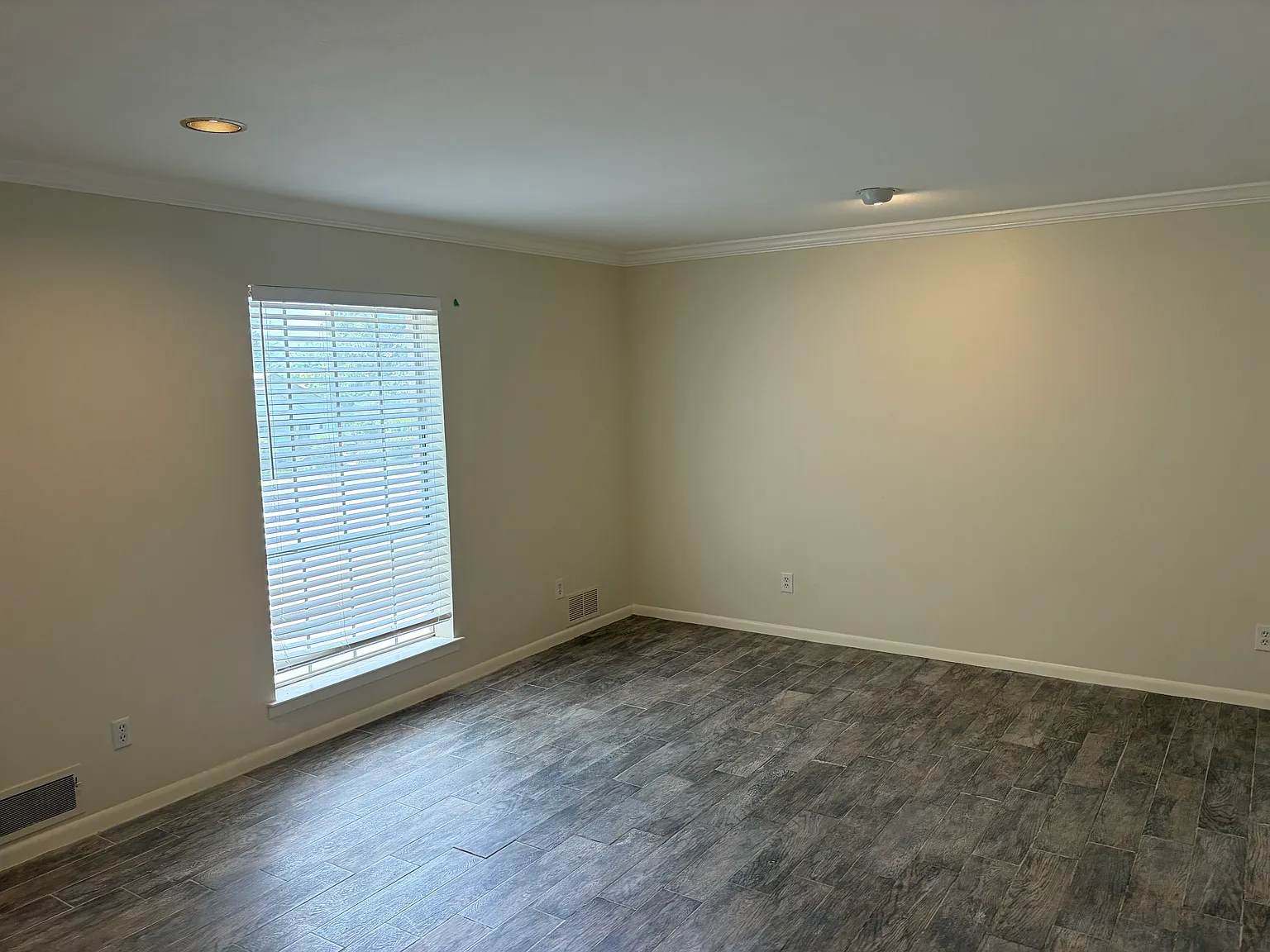 2 bed, 2422 sqft, $2,000 — Photo 2