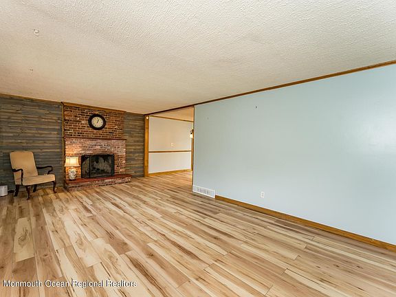 5th image of 65 Marjorie Dr