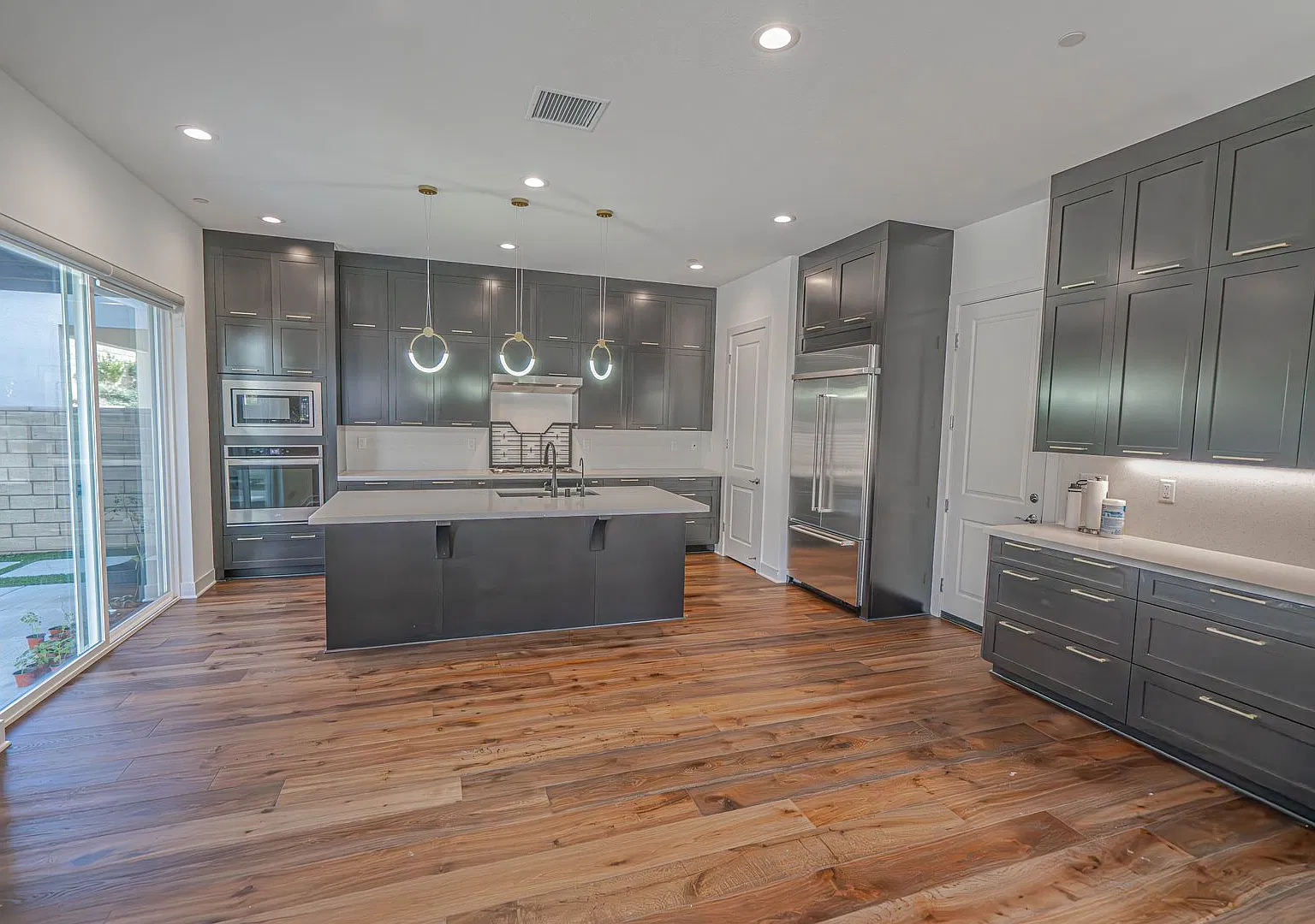 Coming Soon! 5 Bedroom Home For Rent Saugus! — Photo 3