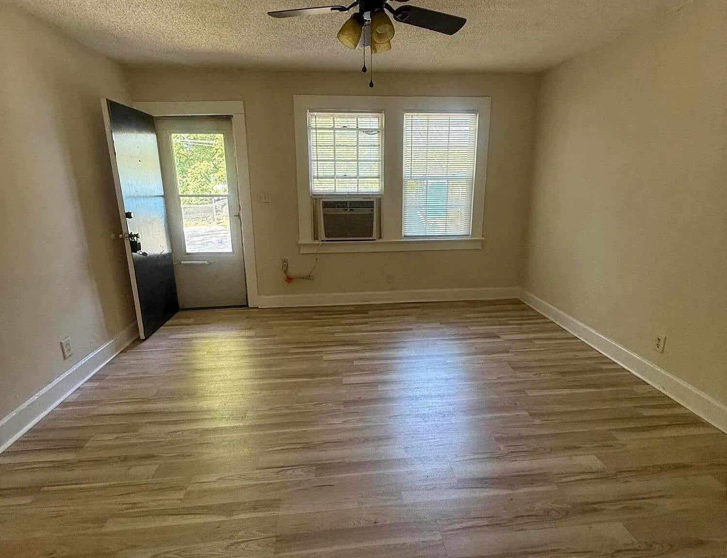 2 bed, 1.0 bath, 728 sqft, $750 — Photo 3