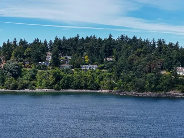 2226 Arbutus Rd, Saanich, BC V8N 1V3