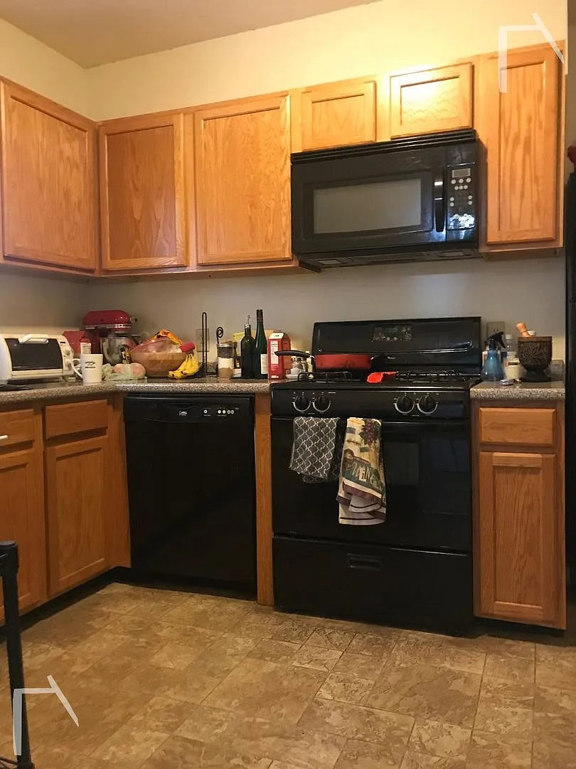 9/1 No Fee! Spacious 3BR/1.5BA apartment near Washington Sq — Photo 2