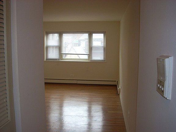 3rd image of 3161 N Cambridge Ave APT 507