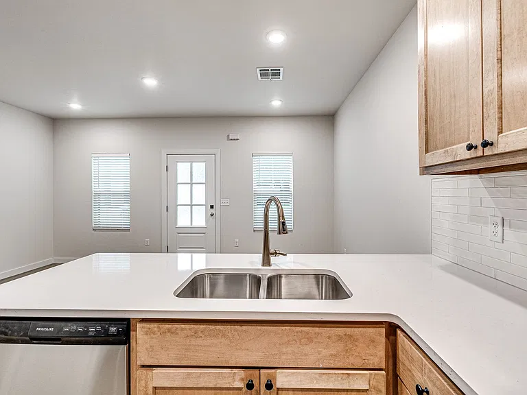 614 W 2nd St #110 — Photo 14