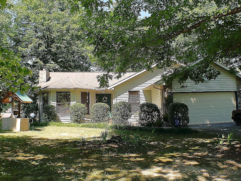 1st image of 407 Greenland Ln