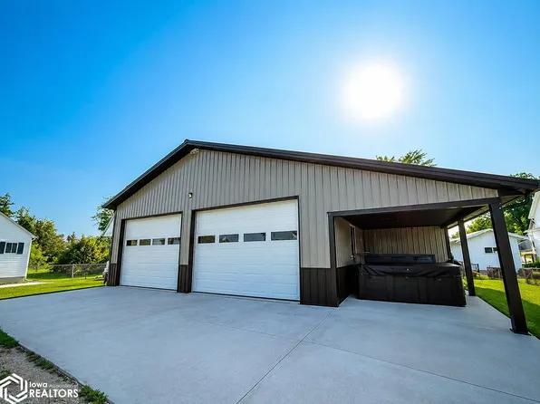 911 Mills St, Brooklyn, IA 52211