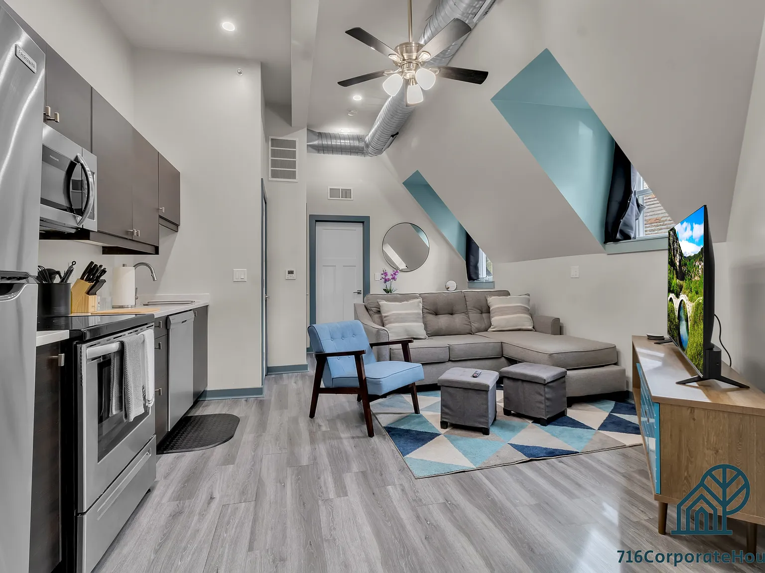 44 E Utica 4 Bed 4 Bath — Photo 3