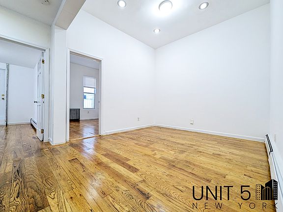 3rd image of 901 Willoughby Ave APT 1r