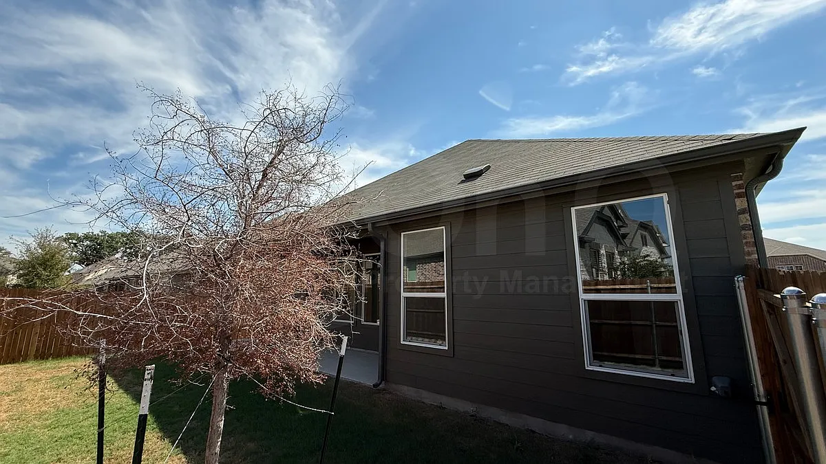 4 bed, 3.0 bath, 2600 sqft, $2,760 — Photo 3