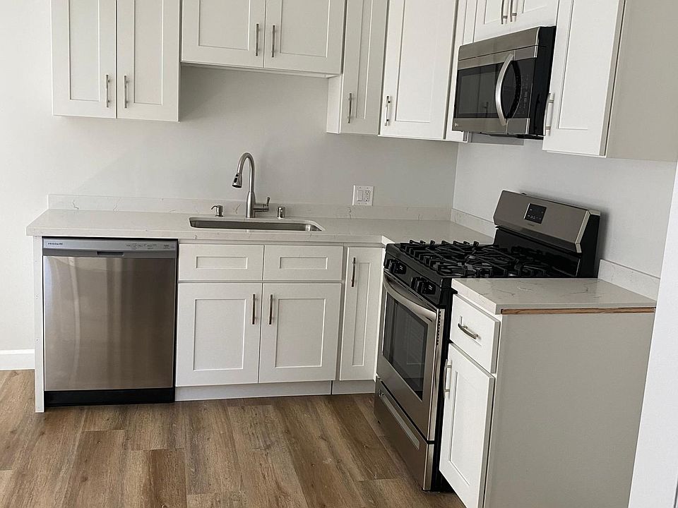 1st image of 484 S Los Robles Ave