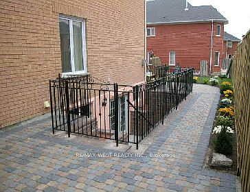 1st image of 64 Kingmount Cres