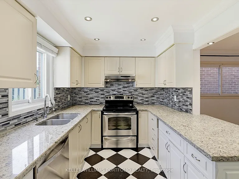 73 Jessica Gdns — Photo 12