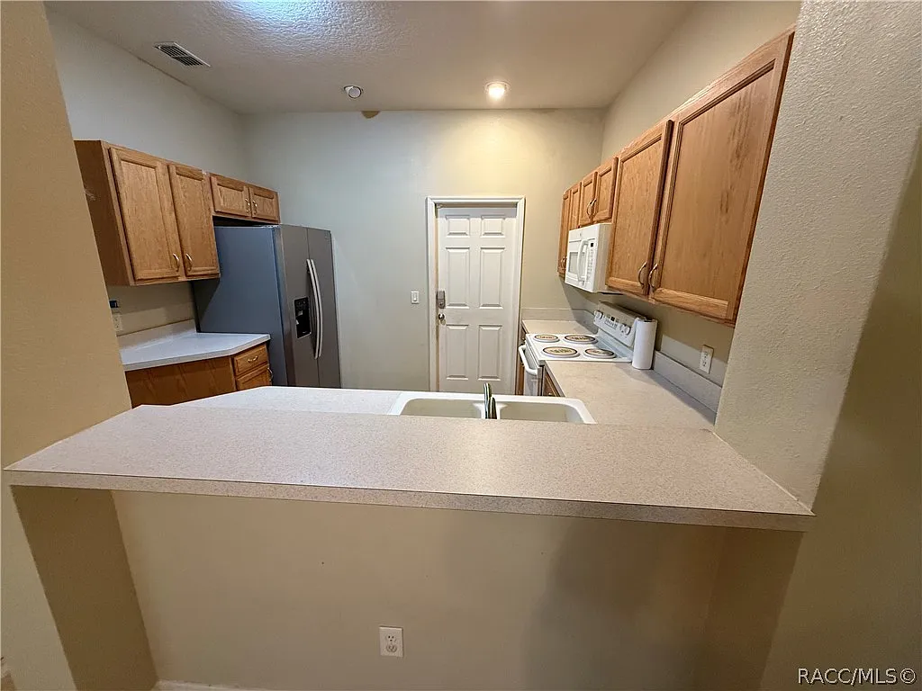 2 bed, 2.5 bath, 1359 sqft, $1,600 — Photo 3