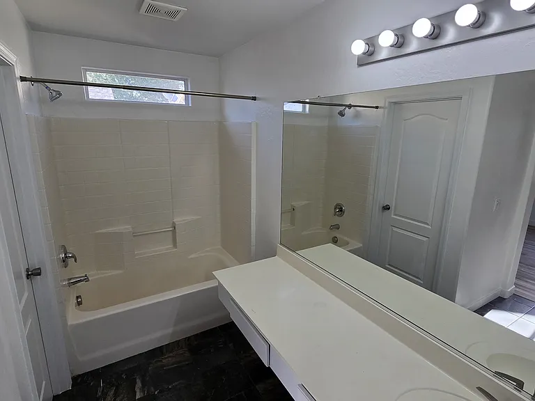 6622 W Polk St — Photo 15