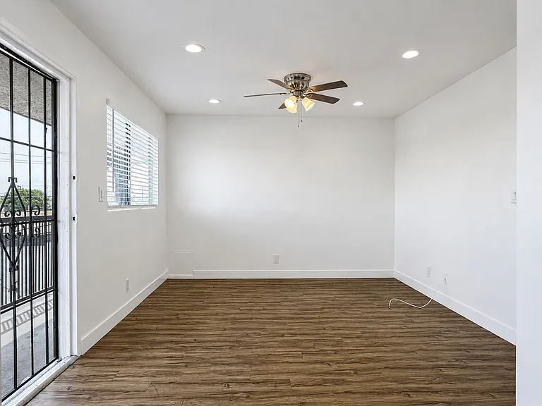 2226 Lewis Ave — Photo 2