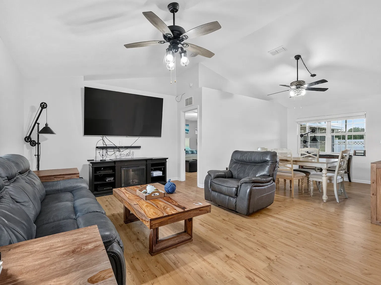 3 bed, 1606 sqft, $3,500 — Photo 2