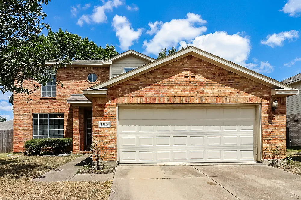 3 bed, 2.5 bath, 2137 sqft, $2,115 — Photo 1