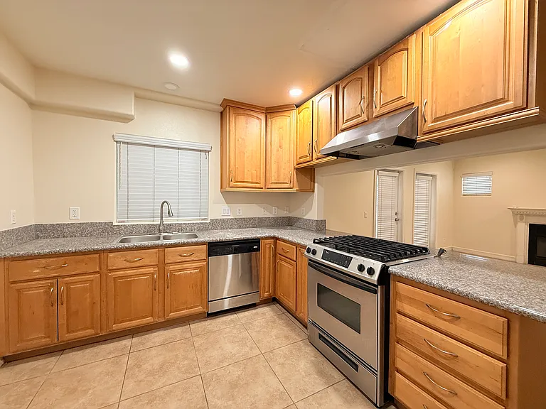 1334 S Grand Ave — Photo 24
