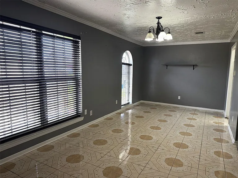 10606 Kirkshire Dr — Photo 2