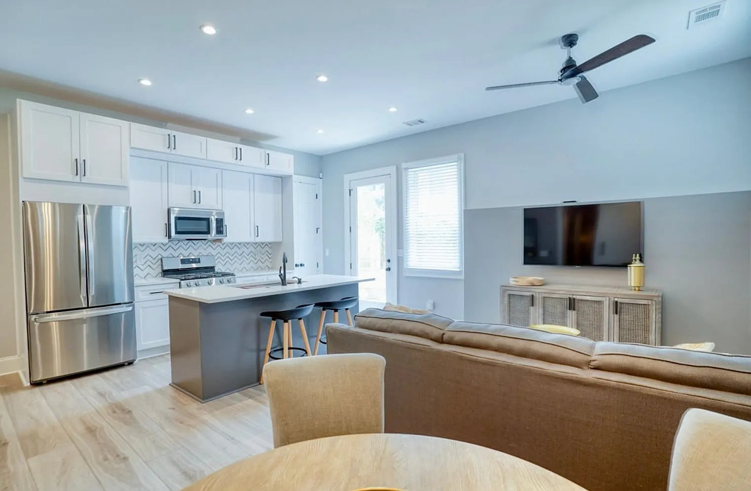 1 bed, 1.0 bath, 1001 sqft, $3,424 — Photo 3
