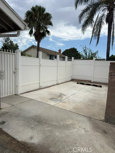 1 bed, 400 sqft, $2,300 — Photo 3