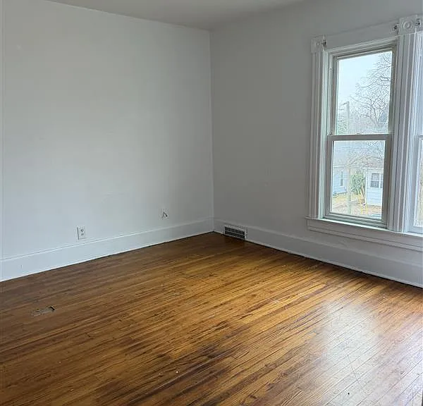 534 1/2 E Wyandotte St — Photo 3