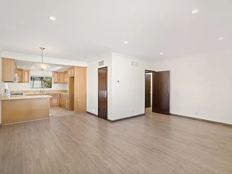 1059 Grover Ave #D — Photo 3